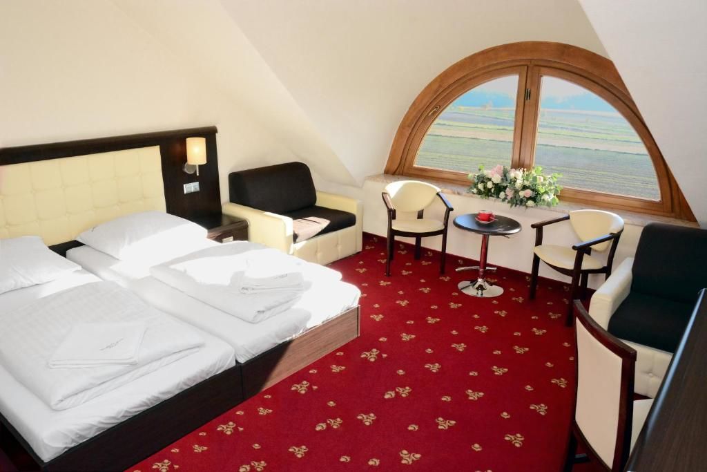 Отель Hotel Świętokrzyski Dwór Нова-Слупя-51